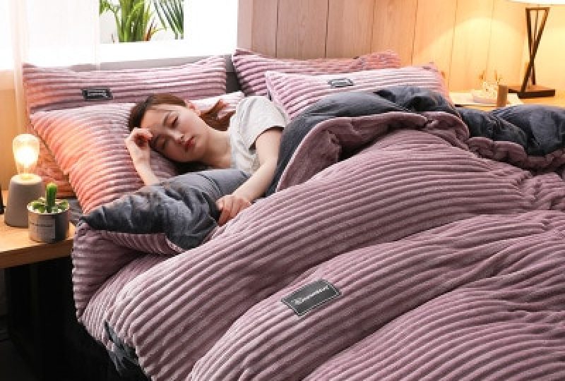 Parure de lit unie rose en flanelle. Bonne qualité, confortable et à la mode sur un lit dans une maison