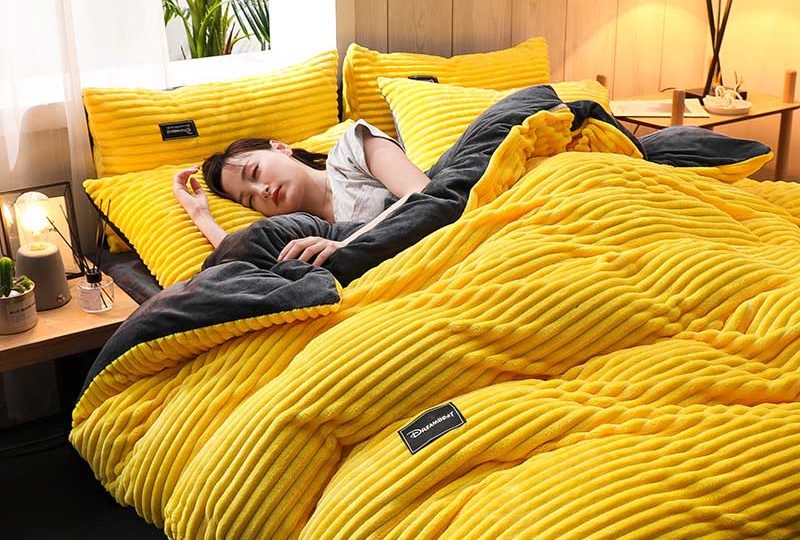 Parure de lit marron effet fourrure. Bonne qualité, confortable et à la mode sur un lit dans une maison