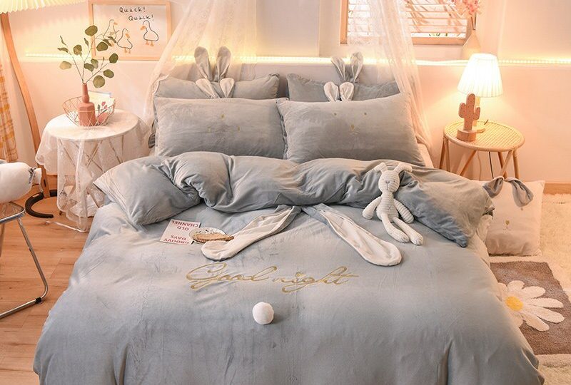 Parure de lit grise oreilles de lapin gris. Bonne qualité, confortable et à la mode sur un lit dans une maison