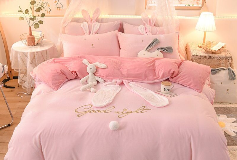 46236-3a40be.jpg Parure de lit rose oreilles de lapin blanc. Bonne qualité, confortable et à la mode sur un lit dans une maison