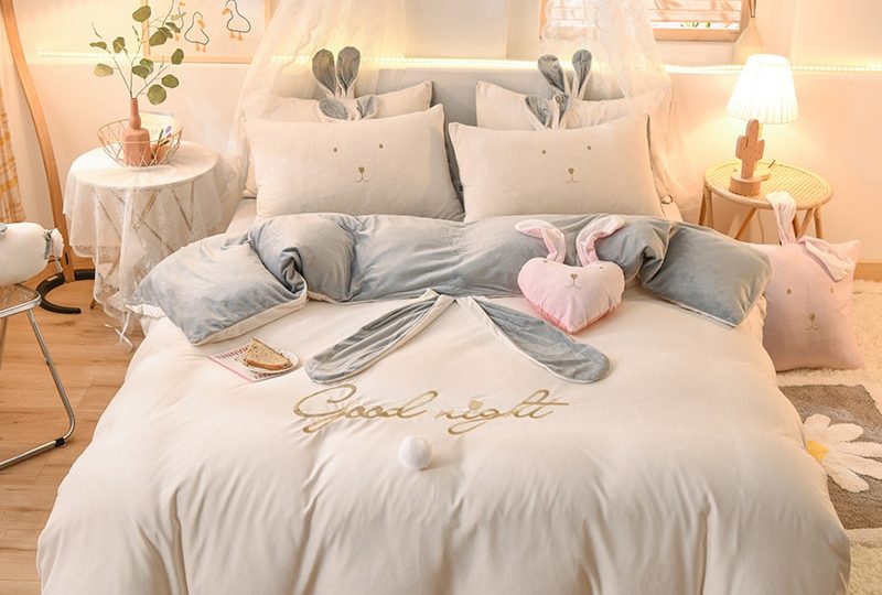 Parure de lit blanche belles oreilles de lapin gris. Bonne qualité, confortable et à la mode sur un lit dans une maison