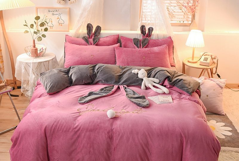 Parure de lit rose oreilles de lapin gris. Bonne qualité, confortable et à la mode sur un lit dans une maison