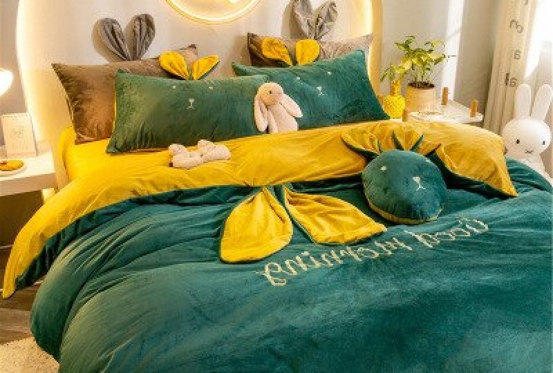 Parure de lit vert foncé cristal velours. Bonne qualité, confortable et à la mode sur un lit dans une maison