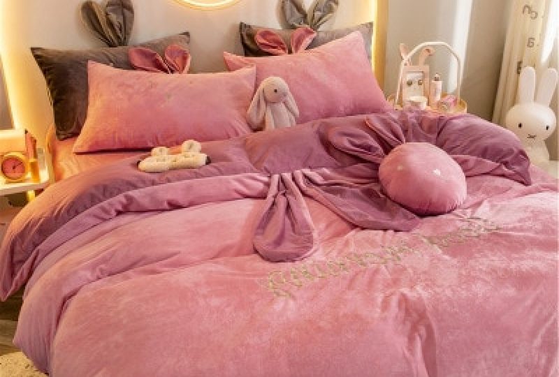 Parure de lit bleue cristal velours. Bonne qualité, confortable et à la mode sur un lit dans une maison