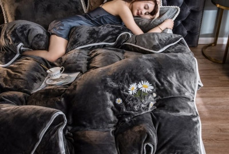 Parure de lit gris profond contour blanc. Bonne qualité, confortable et à la mode sur un lit dans une maison
