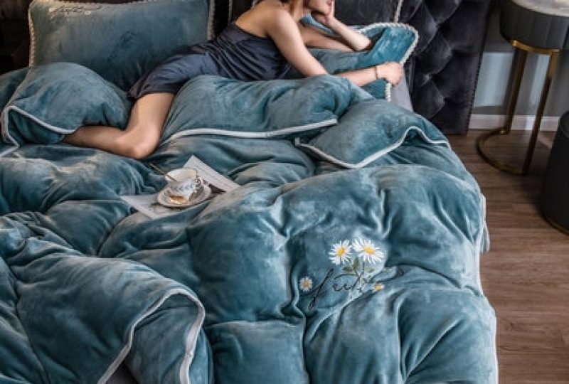 Parure de lit bleue contour blanc. Bonne qualité, confortable et à la mode sur un lit dans une maison