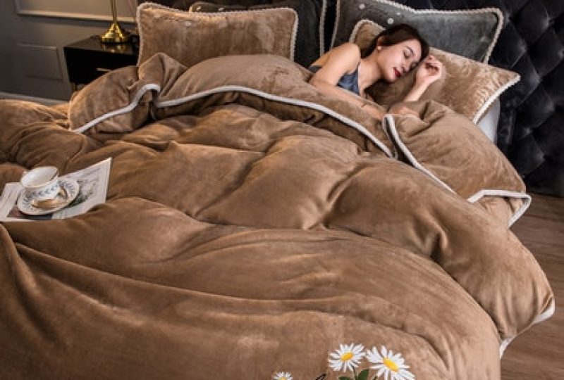 Parure de lit kaki contour blanc. Bonne qualité, confortable et à la mode sur un lit dans une maison