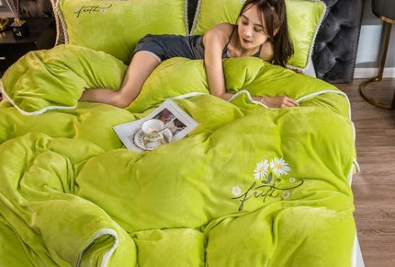 Parure de lit vert pomme contour blanc. Bonne qualité, confortable et à la mode sur un lit dans une maison