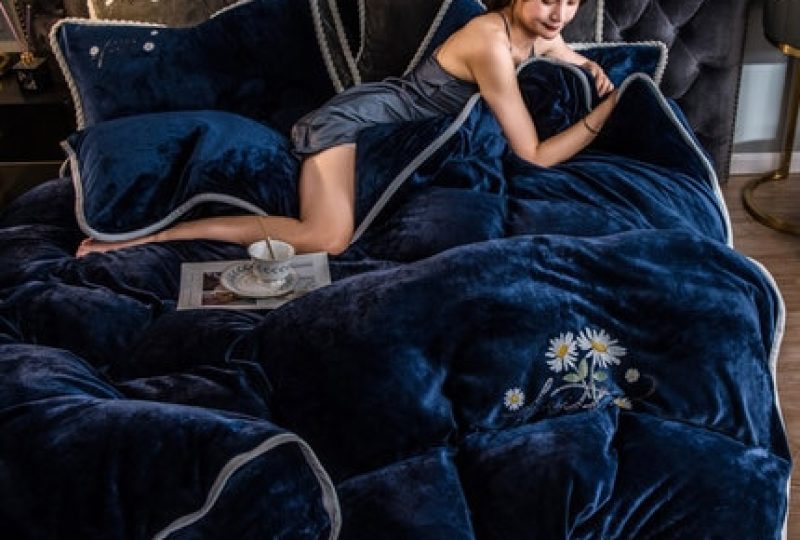 Parure de lit bleu profond contour blanc. Bonne qualité, confortable et à la mode sur un lit dans une maison
