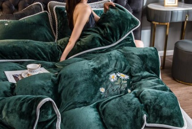 Parure de lit vert foncé contour blanc. Bonne qualité, confortable et à la mode sur un lit dans une maison
