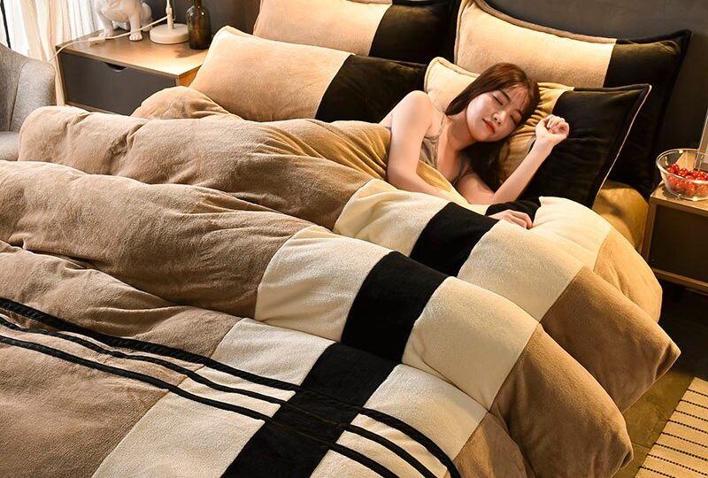 46609-ddaa78.jpg Parure de lit beige à rayures blanc et noire. Bonne qualité, confortable et à la mode sur un lit dans une maison