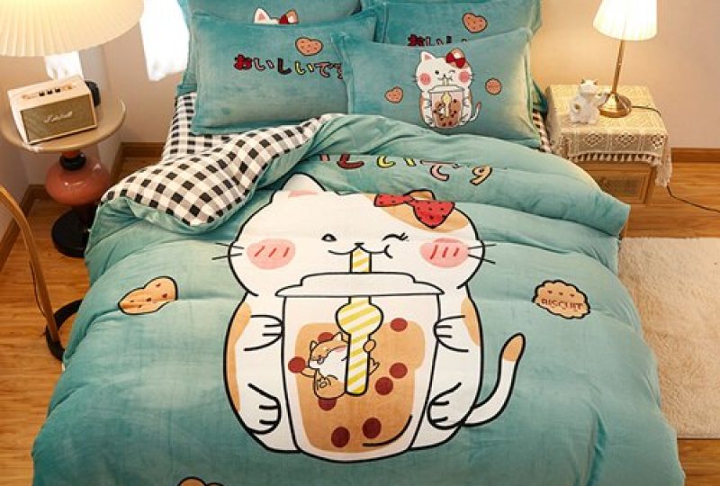 Parure de lit bleu motif chat buvant du jus. Bonne qualité, confortable et à la mode sur un lit dans une maison