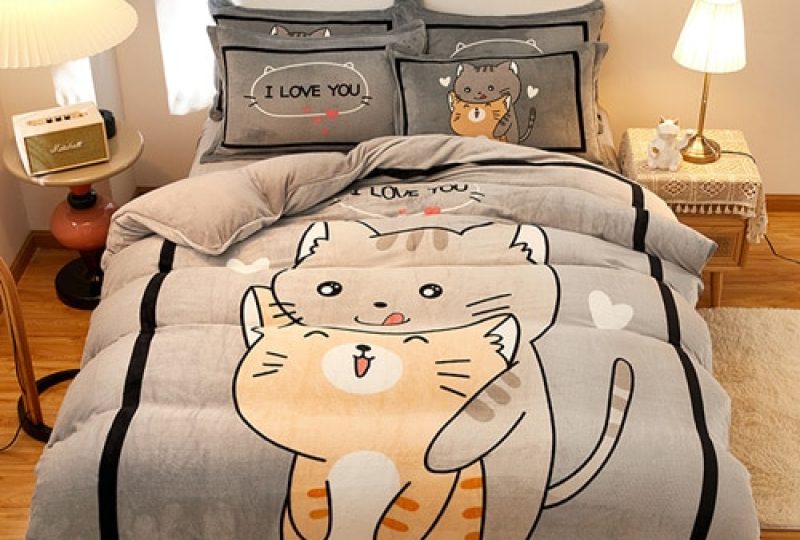 Parure de lit grise avec imprimé couple de chats. Bonne qualité, confortable et à la mode sur un lit dans une maison