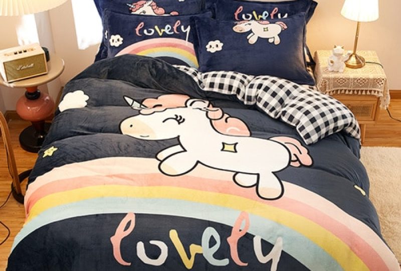 Parure de lit bleu motif licorne arc-en-ciel. Bonne qualité, confortable et à la mode sur un lit dans une maison