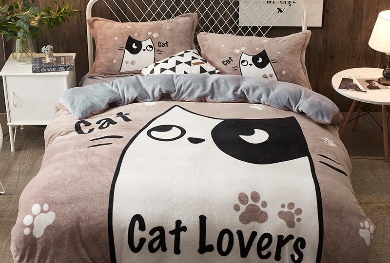 Parure de lit cat lover grise. Bonne qualité, confortable et à la mode sur un lit dans une maison