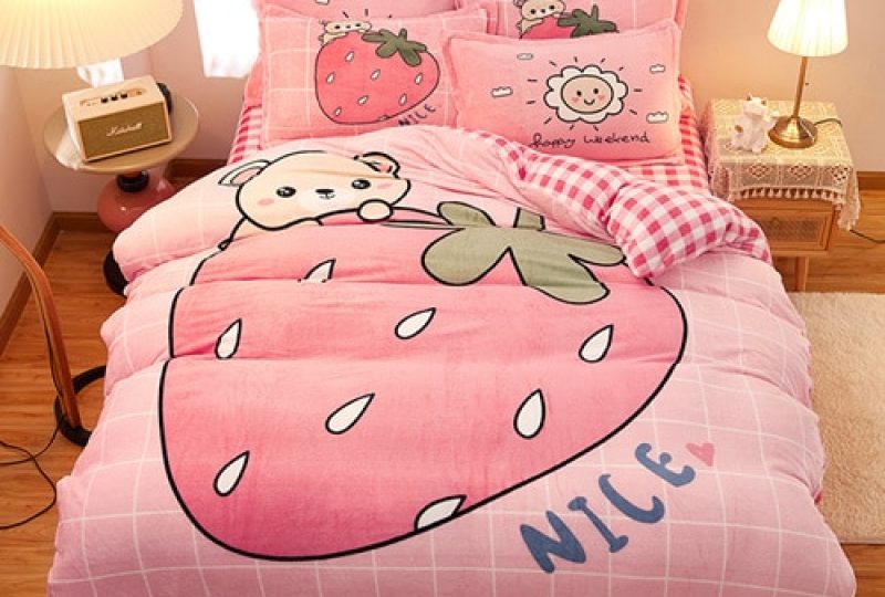 Parure de lit rose motif carreaux et imprimé fraise. Bonne qualité, confortable et à la mode sur un lit dans une maison