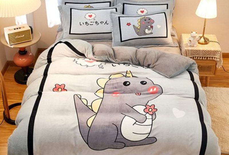 Parure de lit grise motif petit dinosaure. Bonne qualité, confortable et à la mode sur un lit dans une maison