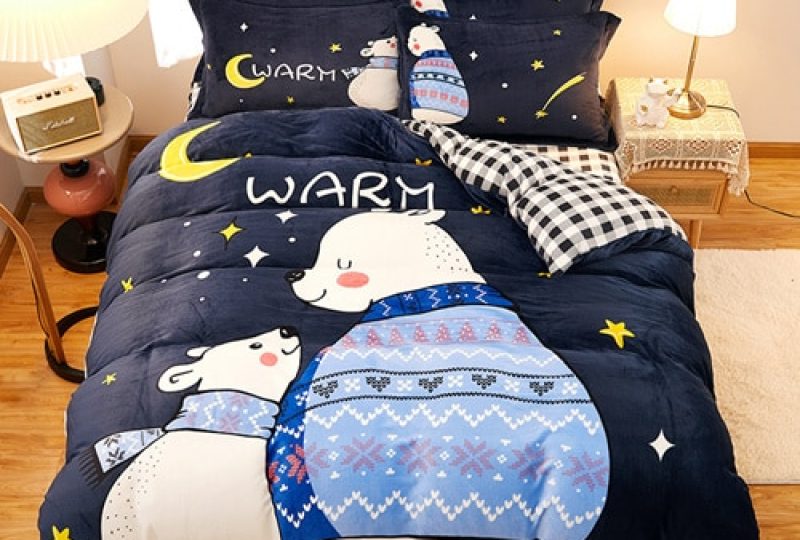 Parure de lit bleu profond avec motif ours blanc. Bonne qualité, confortable et à la mode sur un lit dans une maison