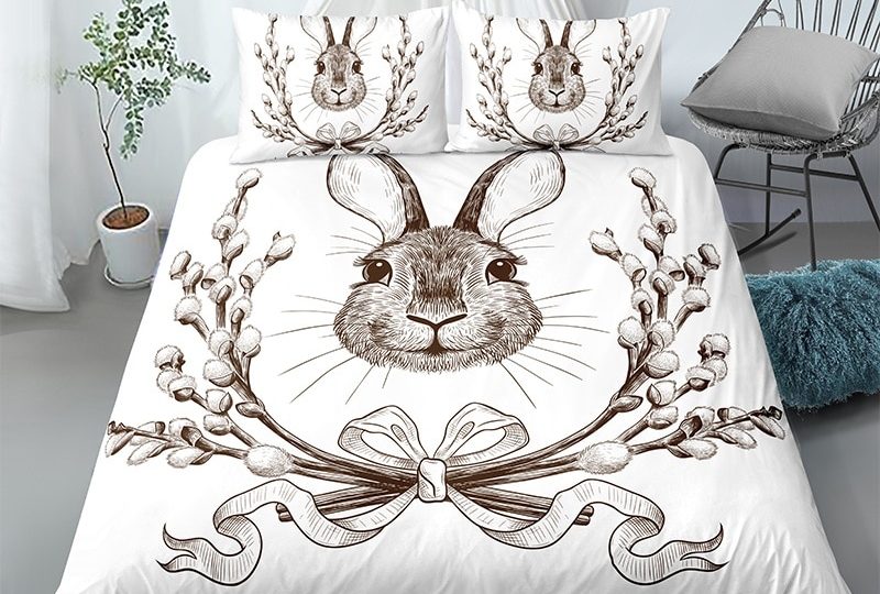 Parure de lit blanche avec imprimé tête de lapin. Bonne qualité, confortable et à la mode sur un lit dans une maison