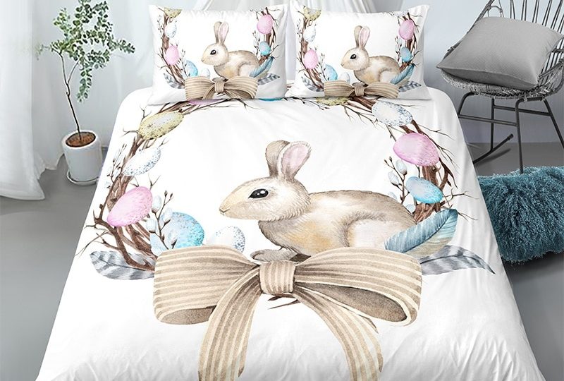 Parure de lit blanche motif lapin assis. Bonne qualité, confortable et à la mode sur un lit dans une maison