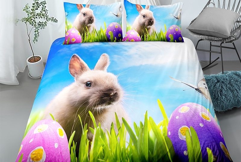 Parure de lit colorée motif lapin et œuf de pâque. Bonne qualité, confortable et à la mode dans une maison avec une chaise