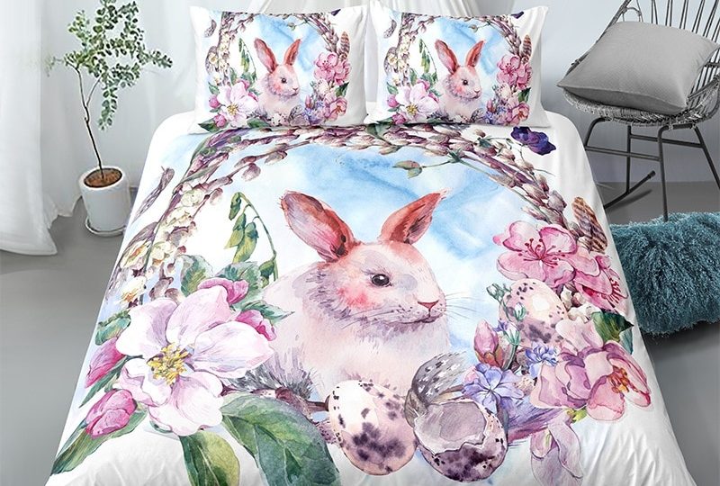 Parure de lit blanche motif lapin entouré de fleurs. Bonne qualité, confortable et à la mode sur un lit dans une maison