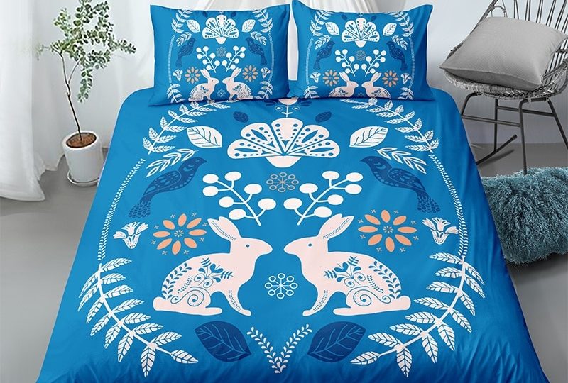 Parure de lit bleue motif lapins. Bonne qualité, confortable et à la mode sur un lit dans une maison