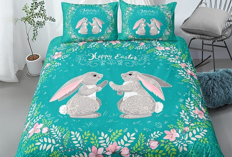 Parure de lit bleu turquoise motif couple lapin. Bonne qualité, confortable et à la mode sur un lit dans une maison