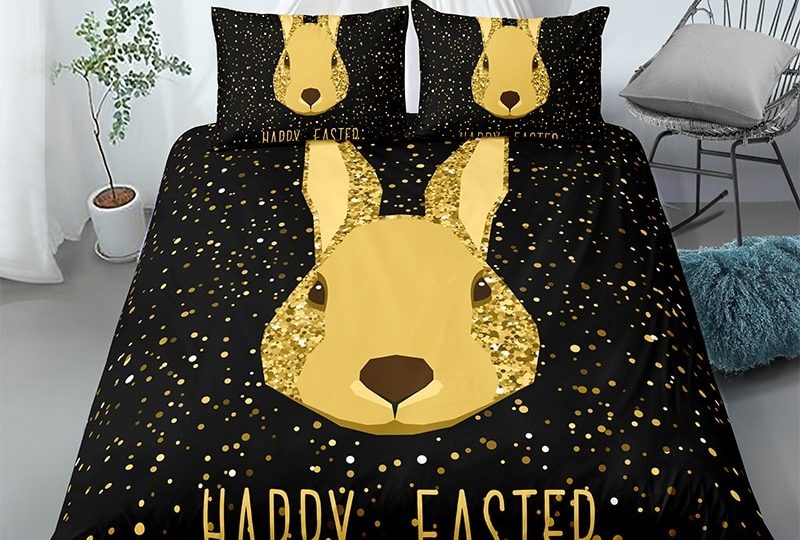 Parure de lit noir motif tête de lapin dorée.Bonne qualité, confortable et à la mode sur un lit dans une maison