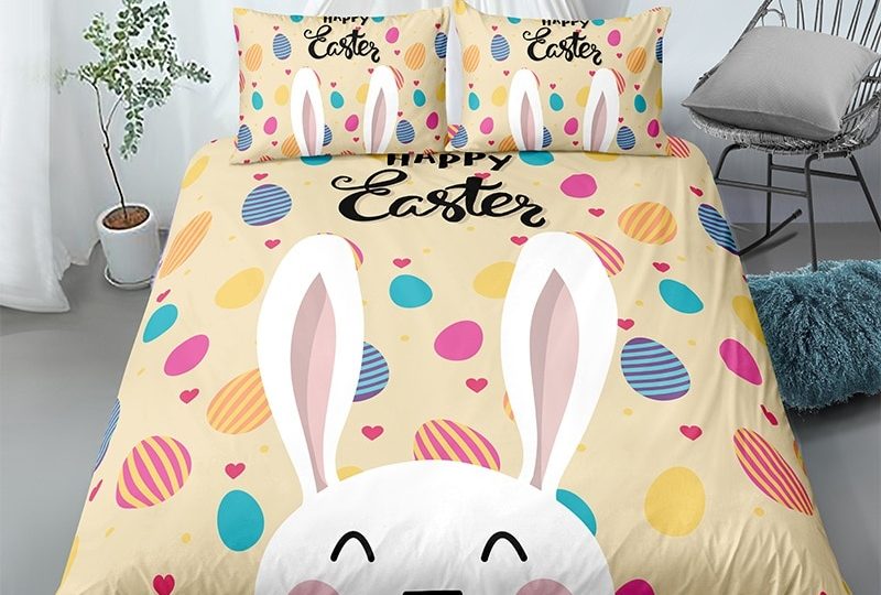 Parure de lit beige avec imprimé coloré et lapin. Bonne qualité, confortable et à la mode sur un lit dans une maison