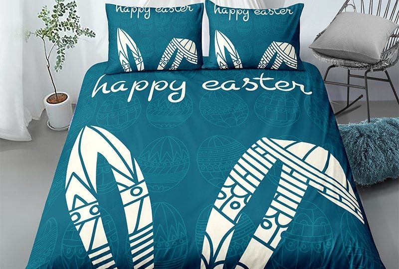 Parure de lit bleue avec imprimé oreilles de lapin. Bonne qualité, confortable et à la mode sur un lit dans une maison
