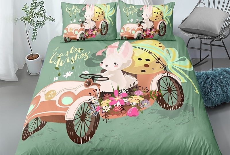 Parure de lit verte lapin conduisant une auto. Bonne qualité, confortable et à la mode sur un lit dans une maison