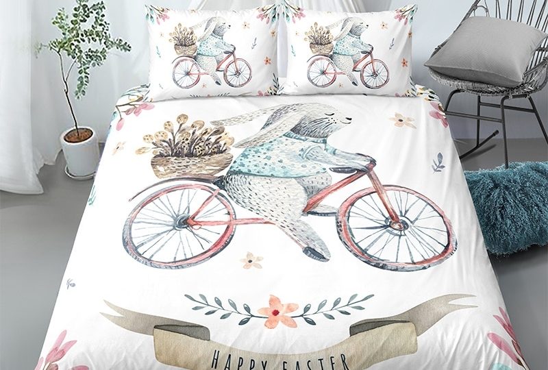 Parure de lit blanche avec motif lapin à vélo. Bonne qualité, confortable et à la mode sur un lit dans une maison