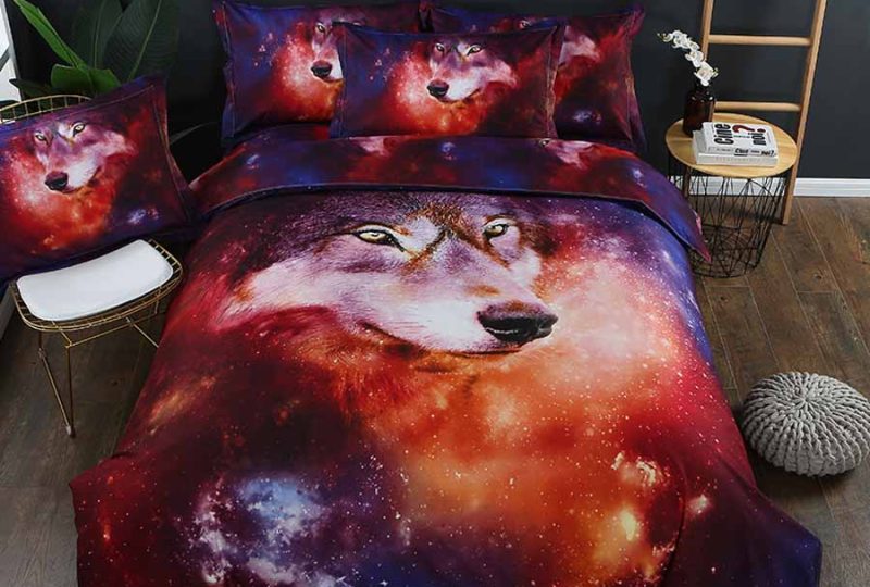 Parure de lit tête d'un loup. Bonne qualité, confortable et à la mode sur un lit dans une maison