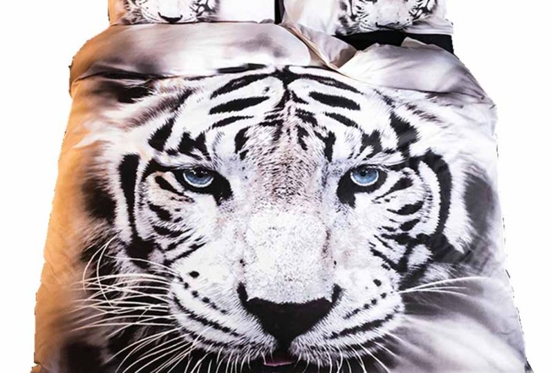 Parure de lit tête de tigre noir et blanc. Bonne qualité, confortable et à la mode sur un lit dans une maison