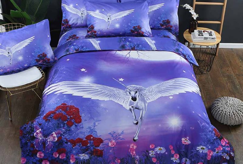Parure de lit violette à motif licorne et fleurs. Bonne qualité, confortable et à la mode sur un lit dans une maison