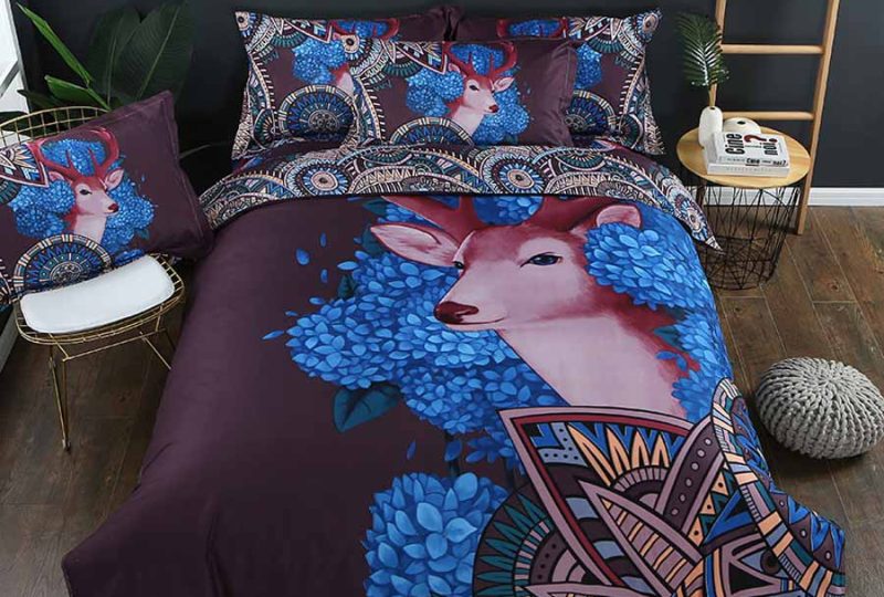 Parure de lit cerf. Bonne qualité, confortable et à la mode sur un lit dans une maison