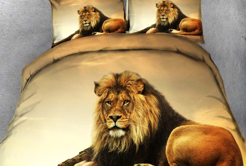 Parure de lit marron à motif lion. Bonne qualité, confortable et à la mode sur un lit dans une maison