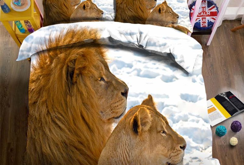 Parure de lit blanche à motif couple lion. Bonne qualité, confortable et à la mode sur un lit dans une chambre