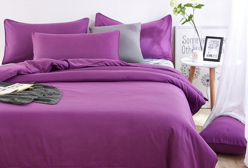 Parure de lit violette à motif zèbre. Bonne qualité, confortable et à la mode sur un lit dans une maison