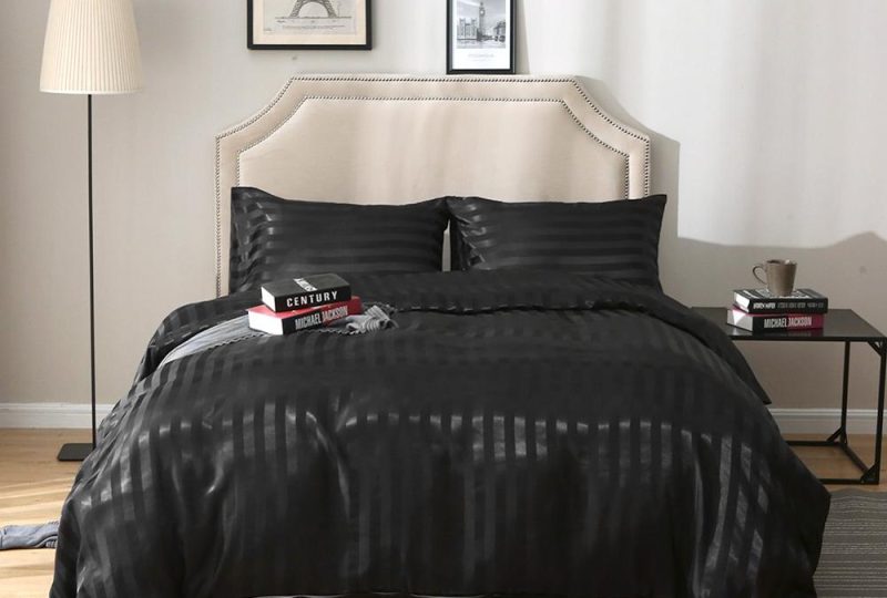 Parure de lit noir rayée ton sur ton. Bonne qualité, confortable et à la mode sur un lit dans une maison