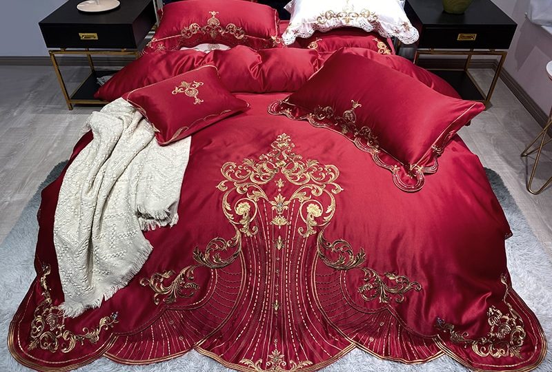 Parure de lit rouge brodée en satin de soie et coton. Bonne qualité, confortable et à la mode sur un lit dans une maison