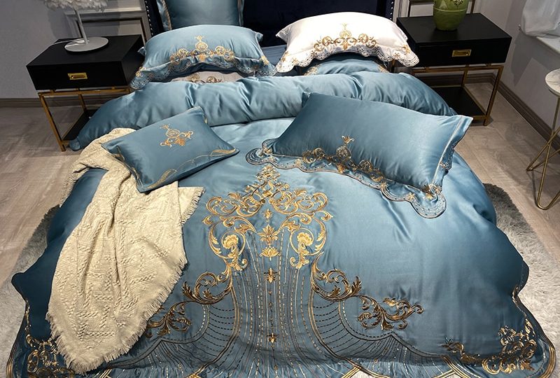 Parure de lit bleue brodée en satin de soie et coton. Bonne qualité, confortable et à la mode sur un lit dans une maison