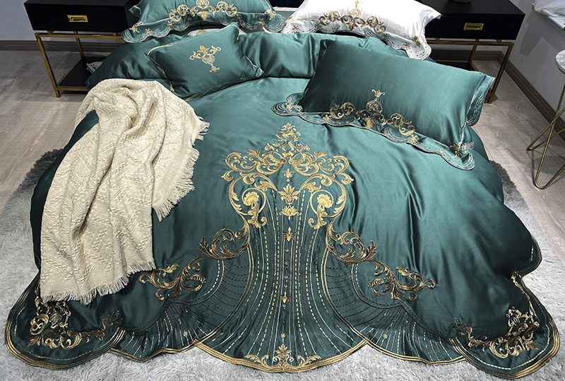 Parure de lit verte brodée en satin de soie et coton. Bonne qualité, confortable et à la mode sur un lit dans une maison