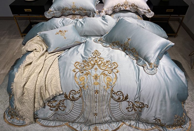 Parure de lit grise brodée en satin de soie et coton. Bonne qualité, confortable et à la mode sur un lit dans une maison