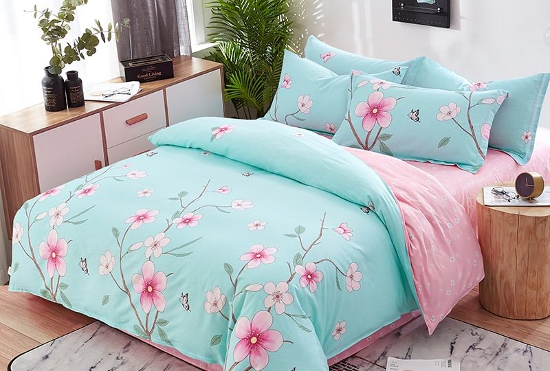 Parure de lit bleu ciel en coton motif floral. Bonne qualité, confortable et à la mode sur un lit dans une maison