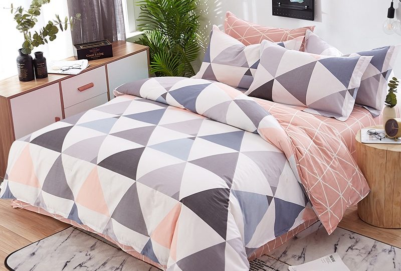 Parure de lit multicolore en coton à motif géométrique. Bonne qualité, confortable et à la mode sur un lit dans une maison
