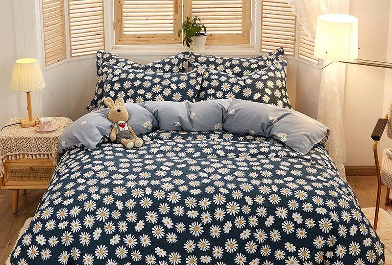Parure de lit bleu profond à motif floral en coton. Bonne qualité, confortable et à la mode sur un lit dans une maison