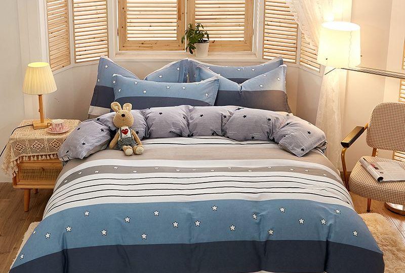 Parure de lit à rayures multicolores en coton. Bonne qualité, confortable et à la mode sur un lit dans une maison