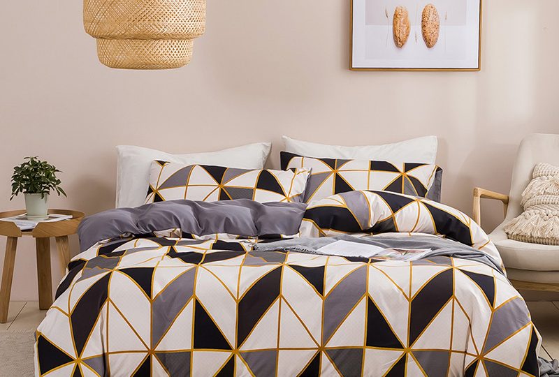 Parure de lit scandinave noire et blanche installé sur le lit d'une chambre